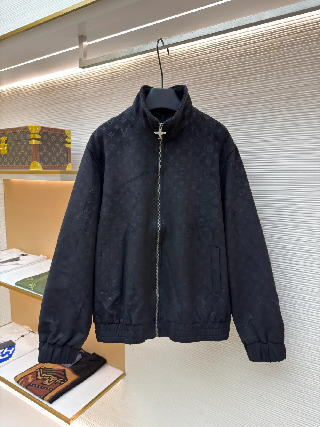 LOUIS VUITTON full-print dark pattern jacket ●Original version: purchased and developed by 36599 ●Item number: 1680959-C20 ●Fabric: suede fabric ●Technology: embossed production ●Version: fitted version ●Weight: about 1155 grams ●Size: 46-48-50-52 ●Description: 100% genuine leather imported suede leather, custom molded and embossed logo. The inner collar and hem threads are made of genuine leather, non-knitted threads, and the upper body is high-end fashion. The overall wiring is straight and delicate, the fabric is comfortable and soft, and the color is consistent without color difference. It can be matched with the same style to create a fashionable look and control various occasions. Customized accessories, complete with three standards, same style for men and women!